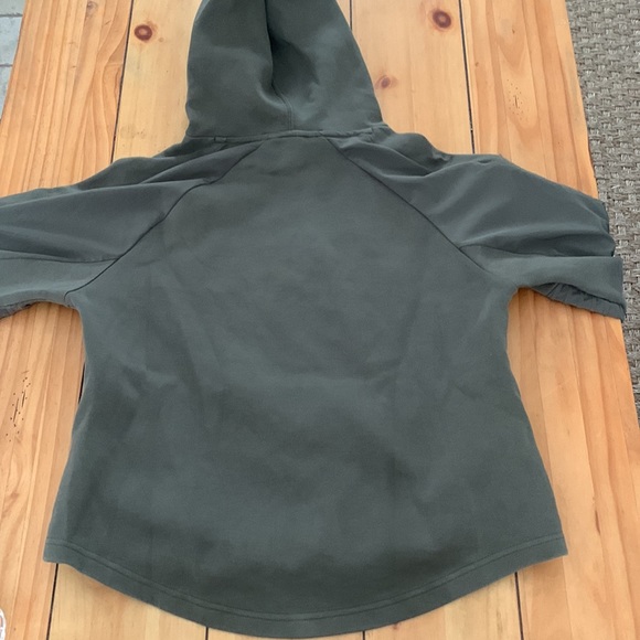 Puma olive green hooded sweatshirt with pockets. - Picture 6 of 6